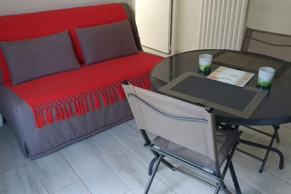 Très joli T2 indépendant 250 m2 jardin privatif Apartment in St-Malo