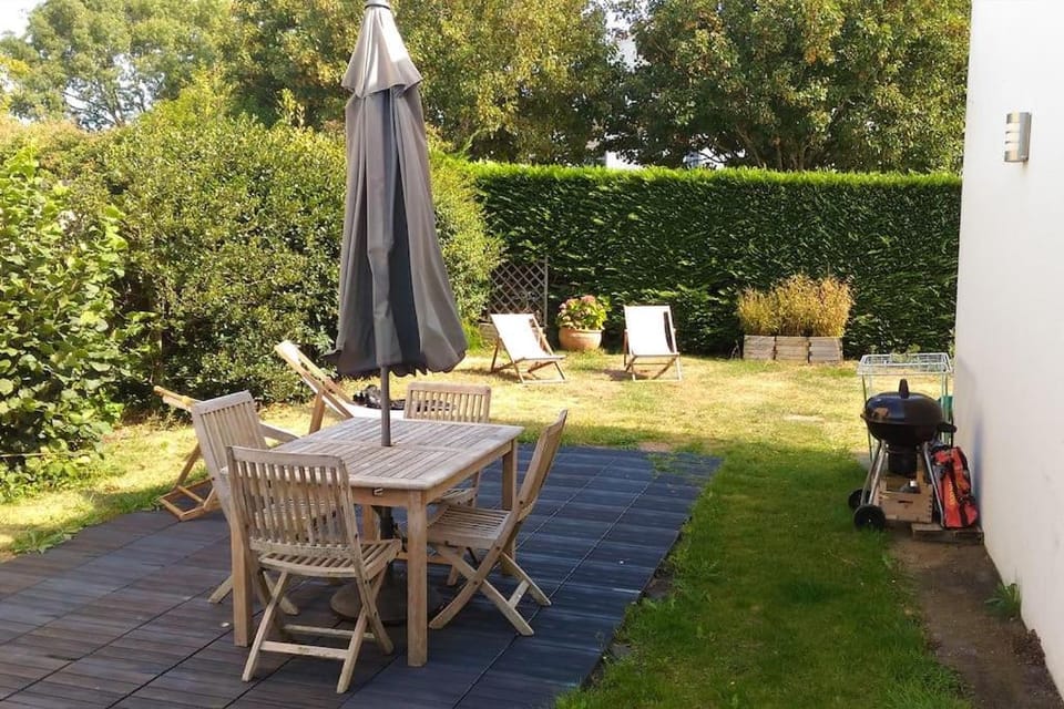 Très joli T2 indépendant 250 m2 jardin privatif Apartment in St-Malo