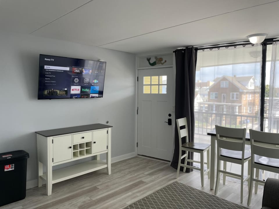 TV and multimedia, Living room, Seating area, Dining area, Evening entertainment