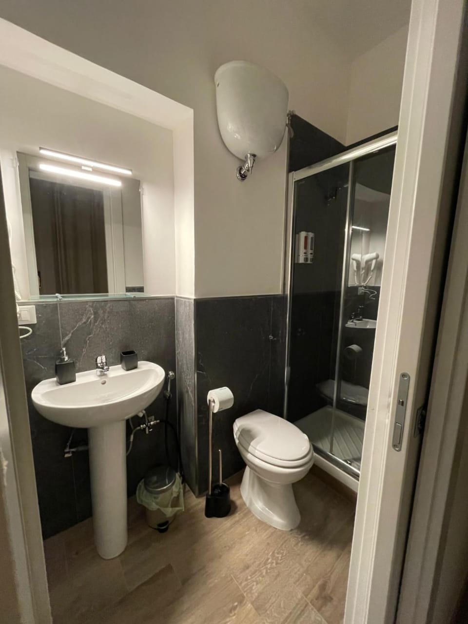 Shower, Toilet