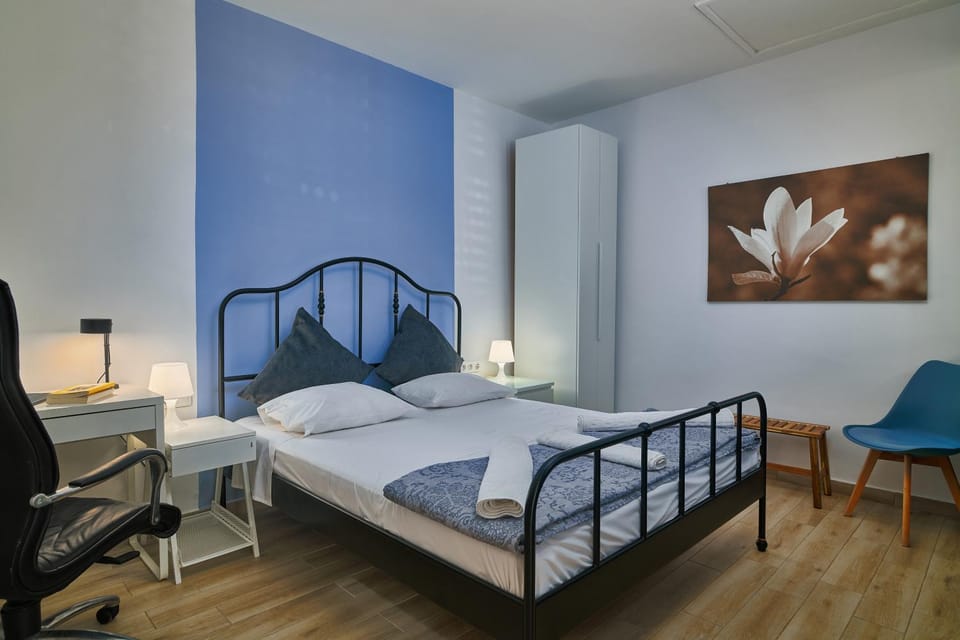 Bed, Photo of the whole room