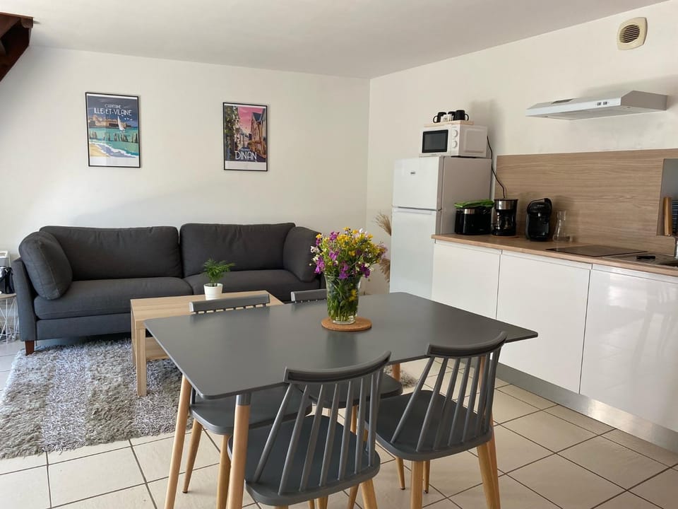 Coffee/tea facilities, Kitchen or kitchenette, Living room, Seating area