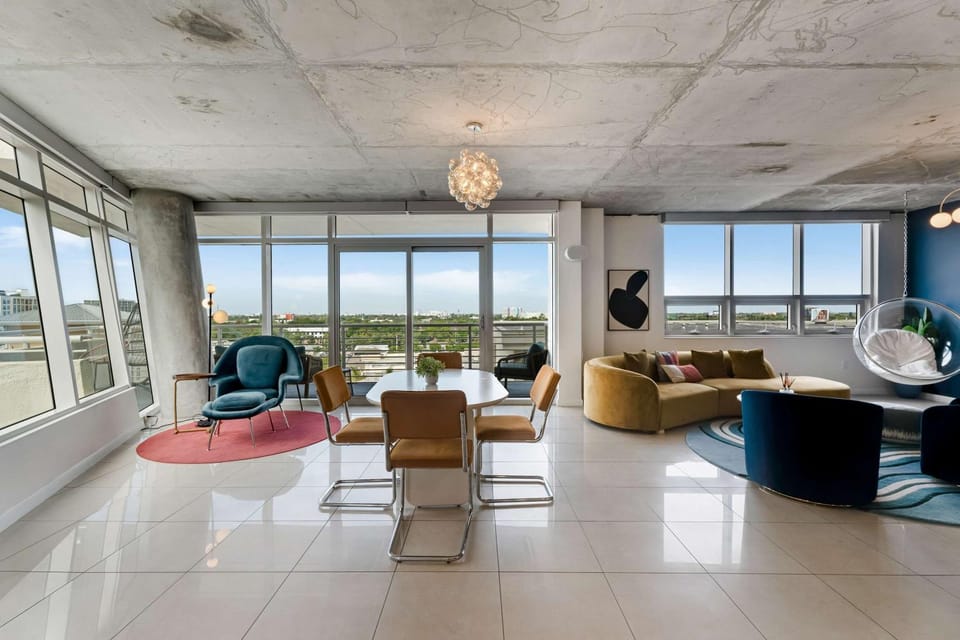 Miami Vice - Central Midtown Pool and Parking Apartment in Miami