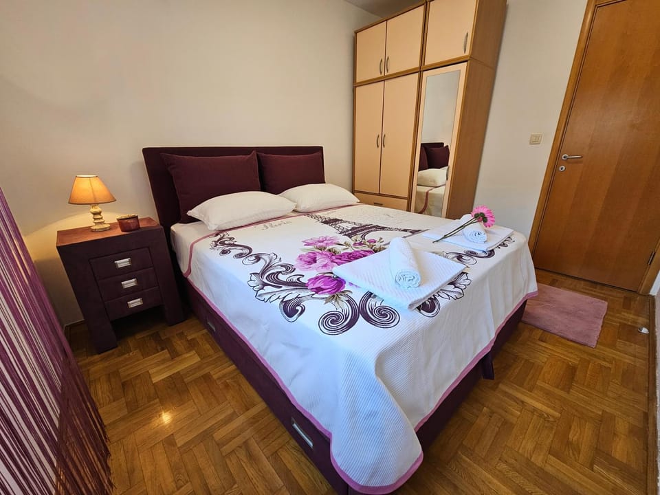 Bed, Photo of the whole room, Bedroom, towels, wardrobe