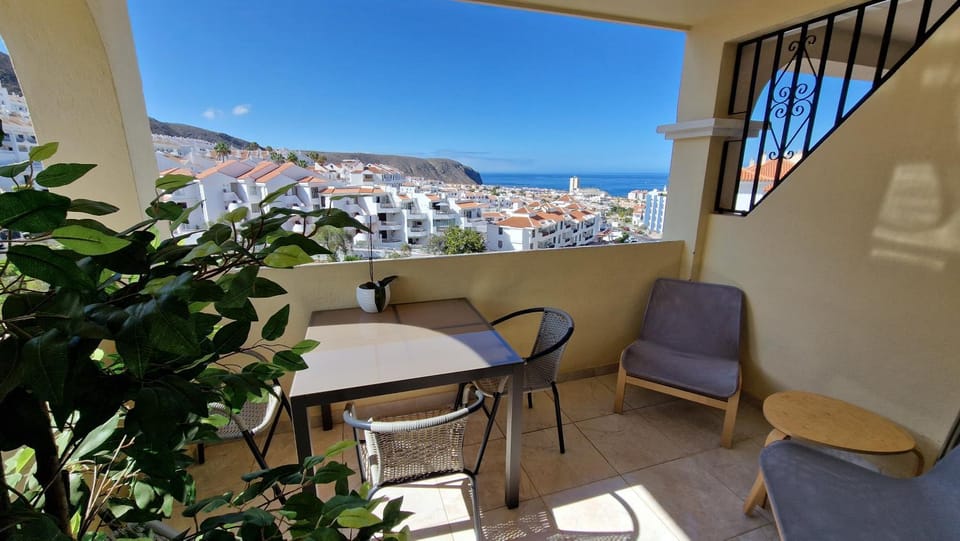 Natural landscape, View (from property/room), Balcony/Terrace, Dining area, Sea view