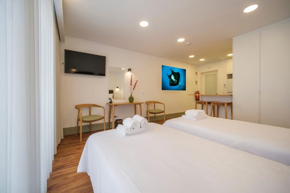 Bed, TV and multimedia, Bedroom