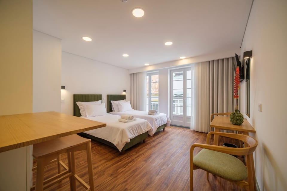 Bed, TV and multimedia, Seating area, Bedroom