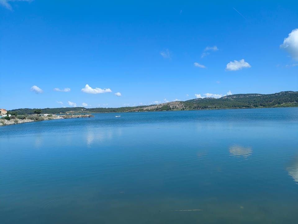 GRUISSAN, Studio Cabine, Au Calme VUE DÉGAGÉE SUR MARINA Cabin in Gruissan