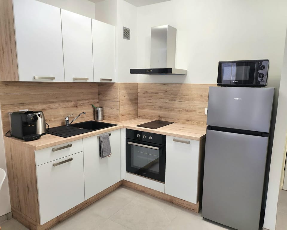 Coffee/tea facilities, Kitchen or kitchenette, oven, stove