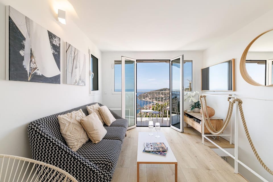 73 CORNE D OR - Duplex plein SUD, VUE MER, BALCON Apartment in Villefranche-sur-Mer