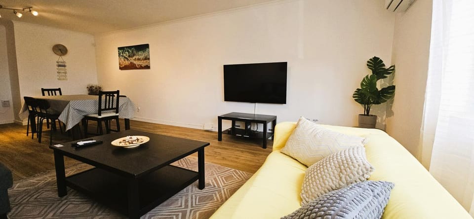 TV and multimedia, Living room, Seating area, Dining area