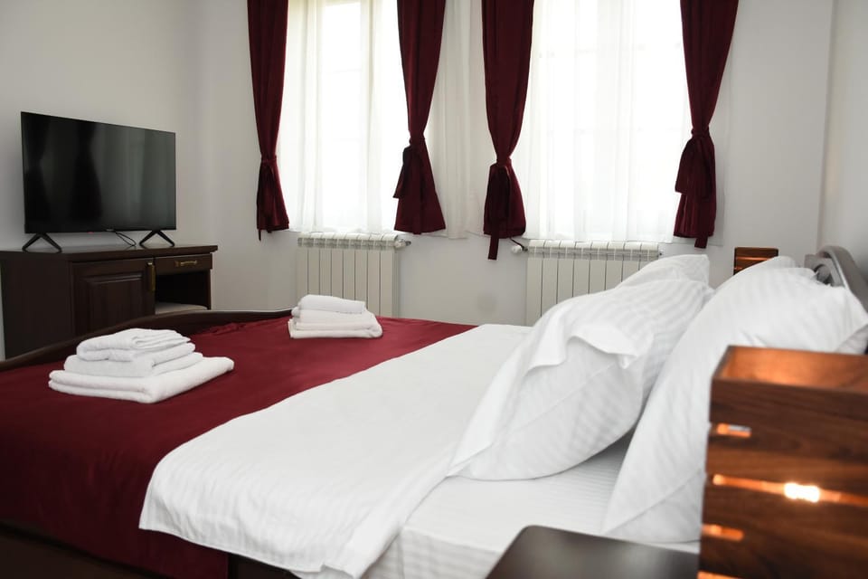 Bed, TV and multimedia, Photo of the whole room, Bedroom