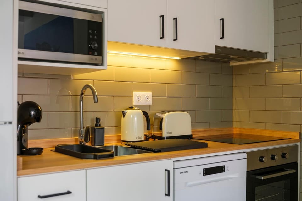 Coffee/tea facilities, Kitchen or kitchenette, dishwasher, stove, toaster