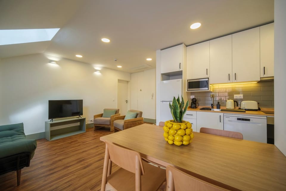 TV and multimedia, Kitchen or kitchenette, Living room, Seating area, Dining area, oven, stove