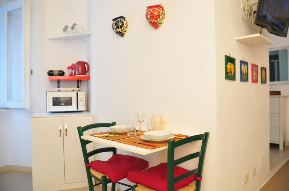Kitchen or kitchenette, Dining area, microwave, toaster