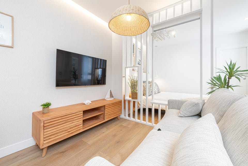 Bed, TV and multimedia, Living room, Photo of the whole room