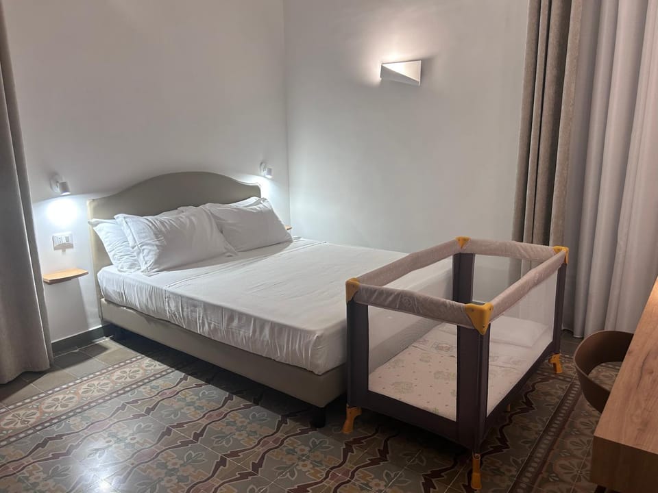 Bedroom, Mountain view, cot