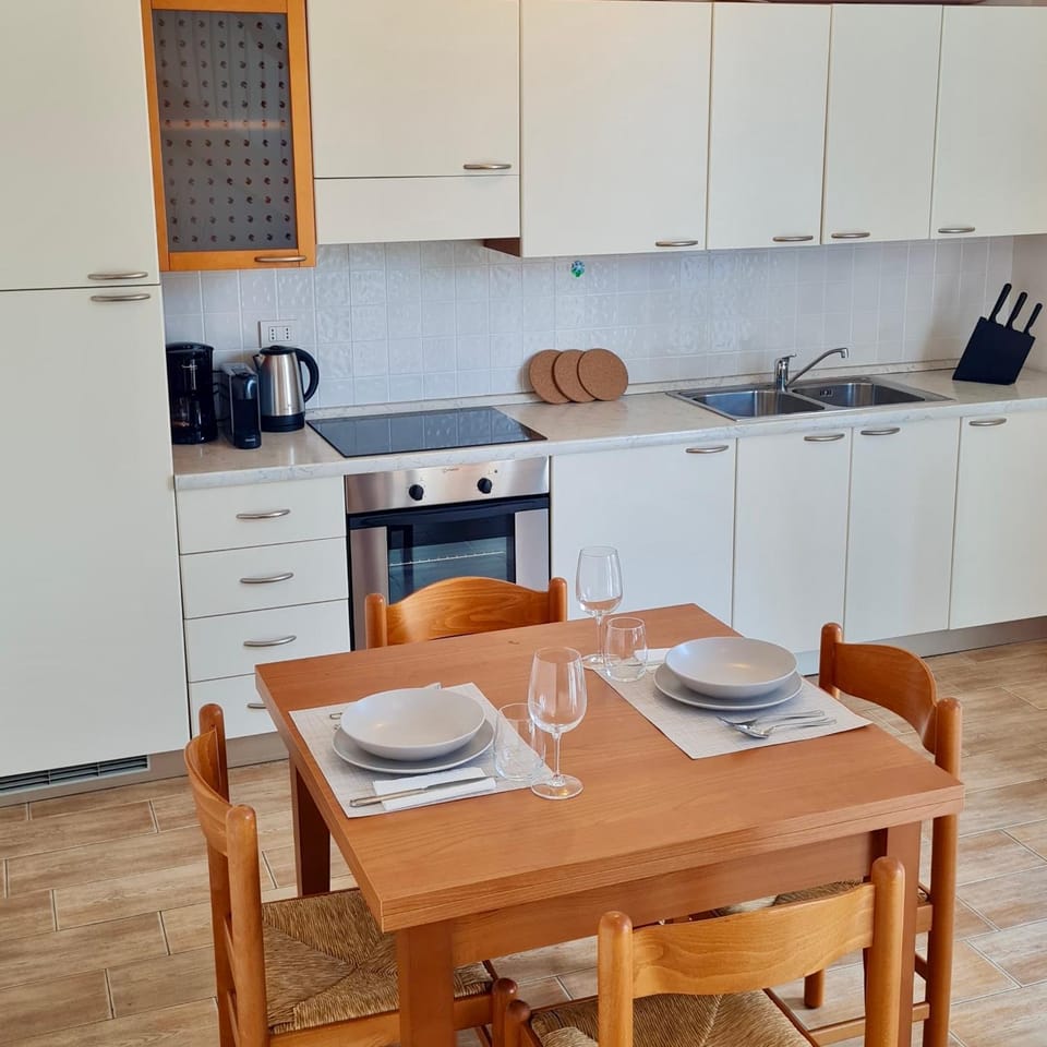 Kitchen or kitchenette, Dining area, stove