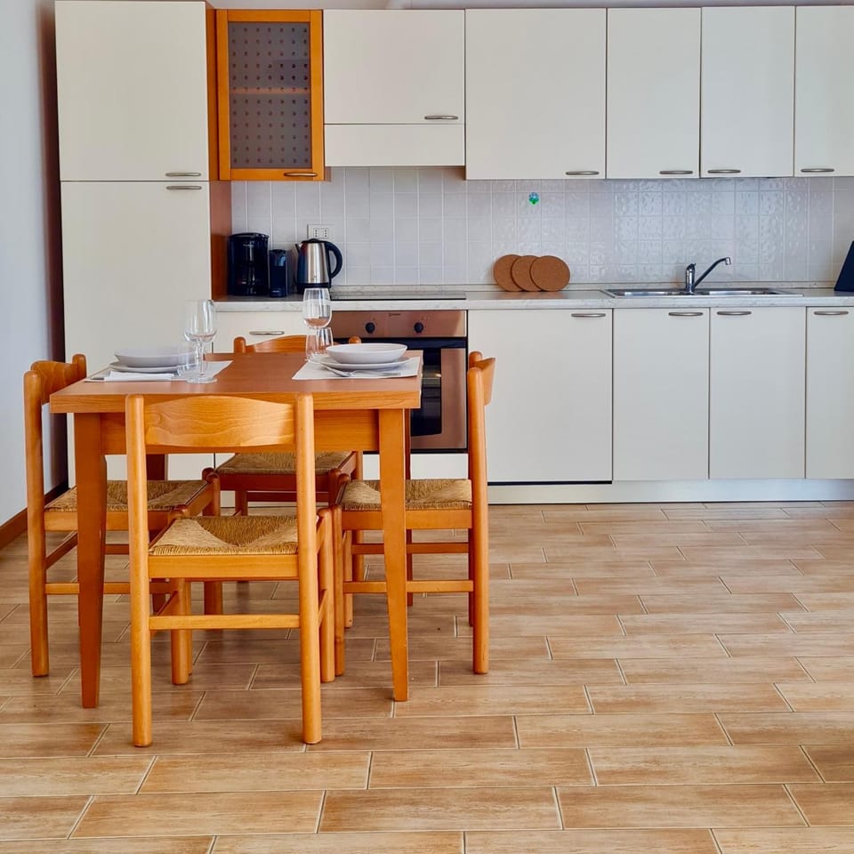 Kitchen or kitchenette, Dining area, stove