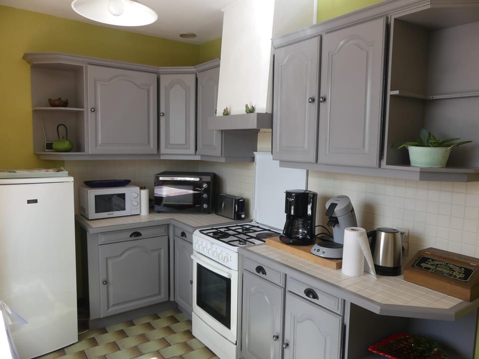 Coffee/tea facilities, oven, stove, toaster