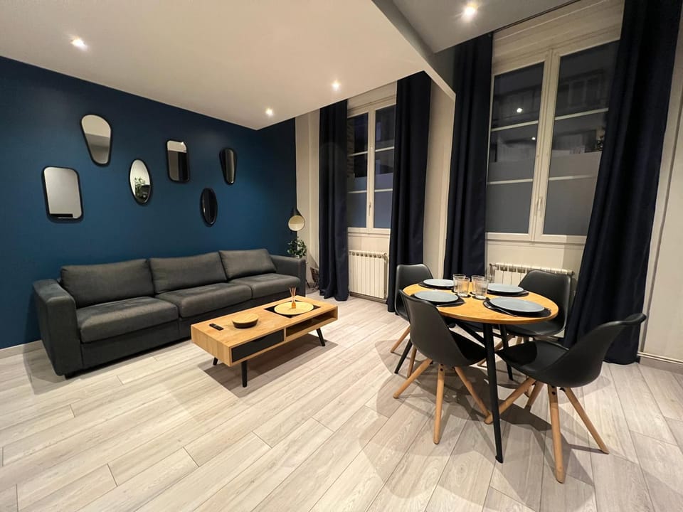 Seating area, Dining area