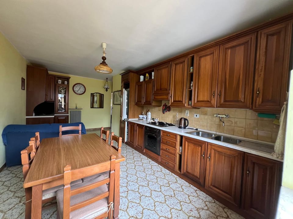 Kitchen or kitchenette, Dining area, minibar, stove