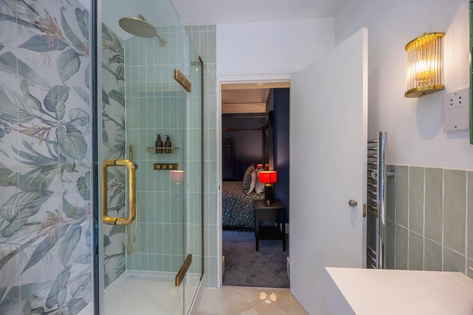 Shower, Decorative detail
