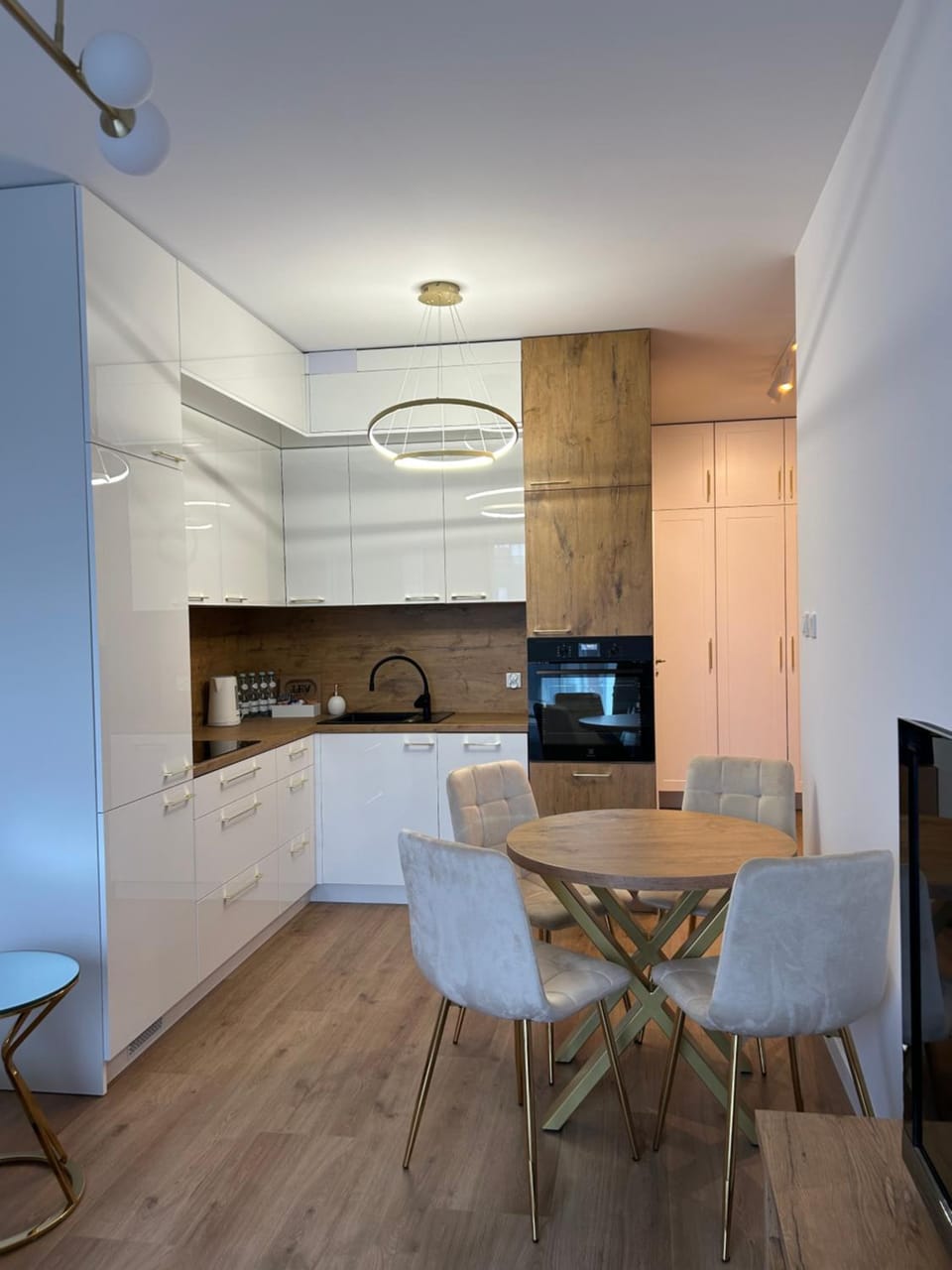 TV and multimedia, Kitchen or kitchenette, Dining area, oven, stove