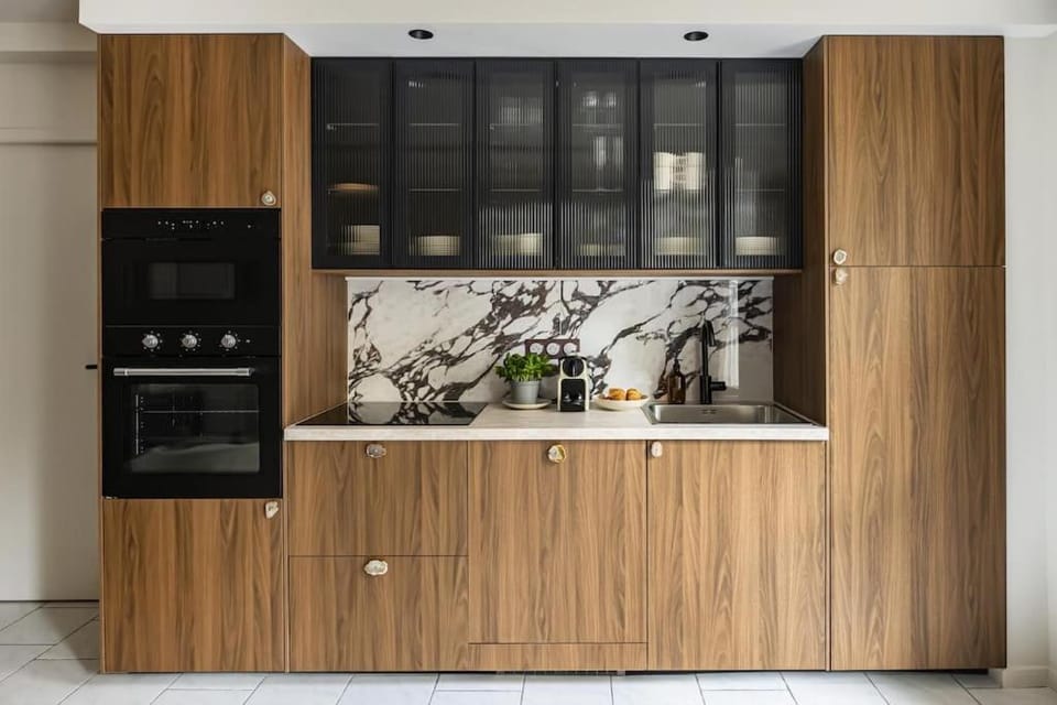 Coffee/tea facilities, Kitchen or kitchenette, oven, stove