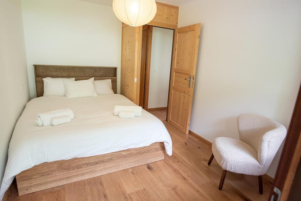 Bed, Photo of the whole room, Bedroom, towels