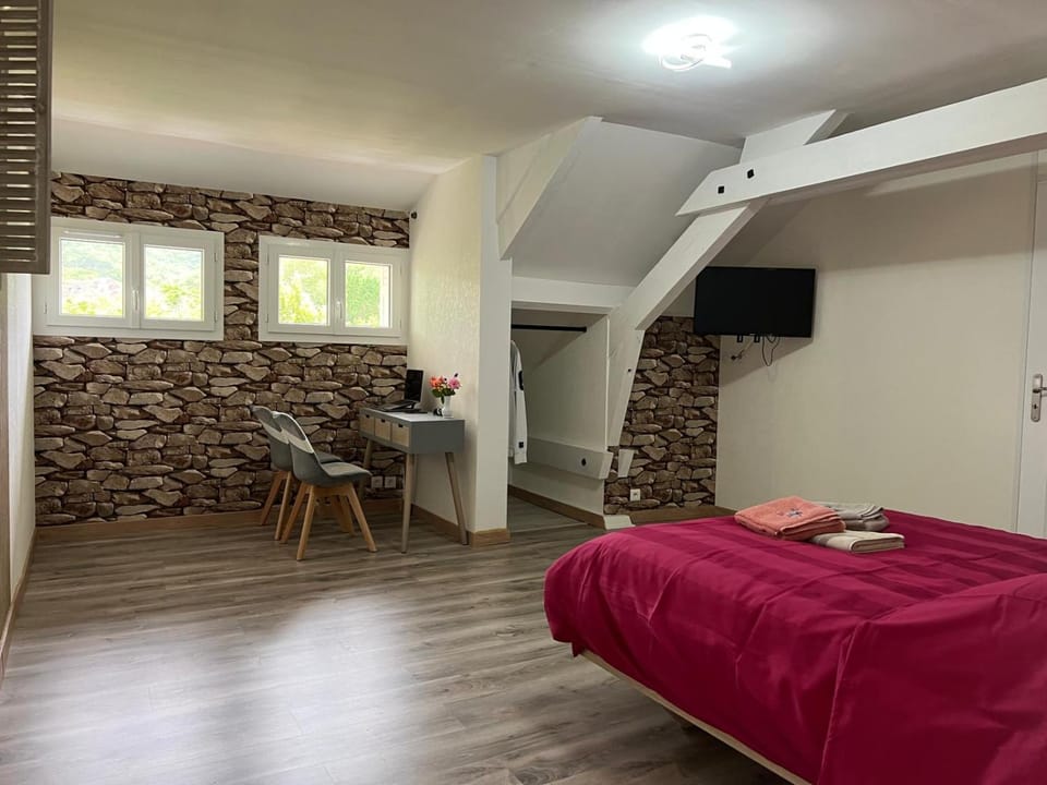 TV and multimedia, Photo of the whole room, Bedroom
