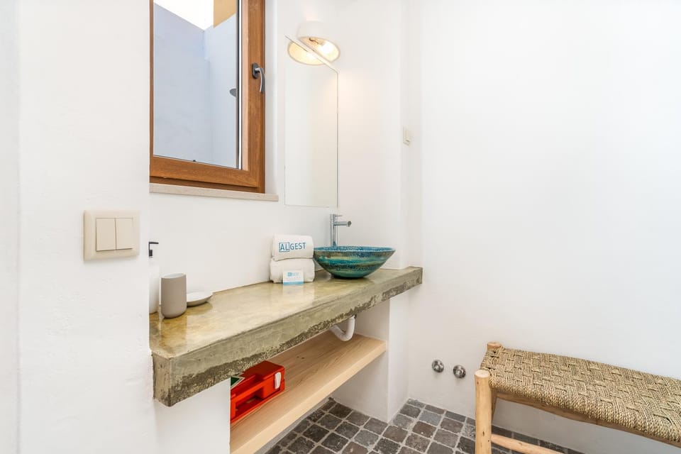 Bathroom, Decorative detail, Family, towels