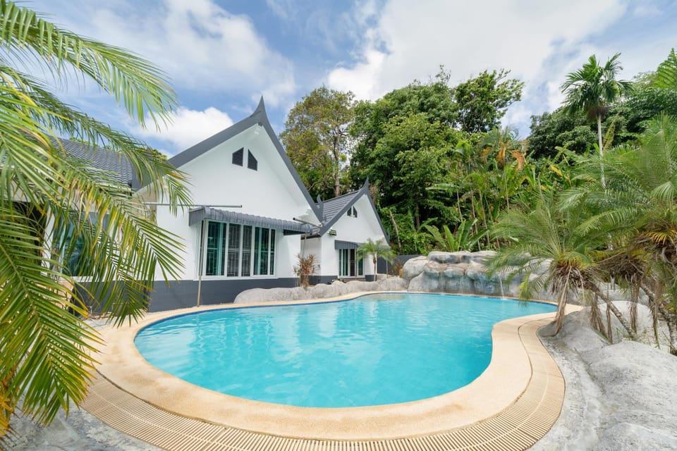 Property building, Garden view, Pool view, Swimming pool, sunbed