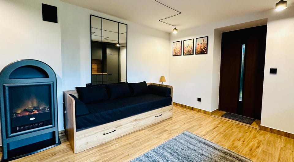 Spring, TV and multimedia, Living room, Seating area