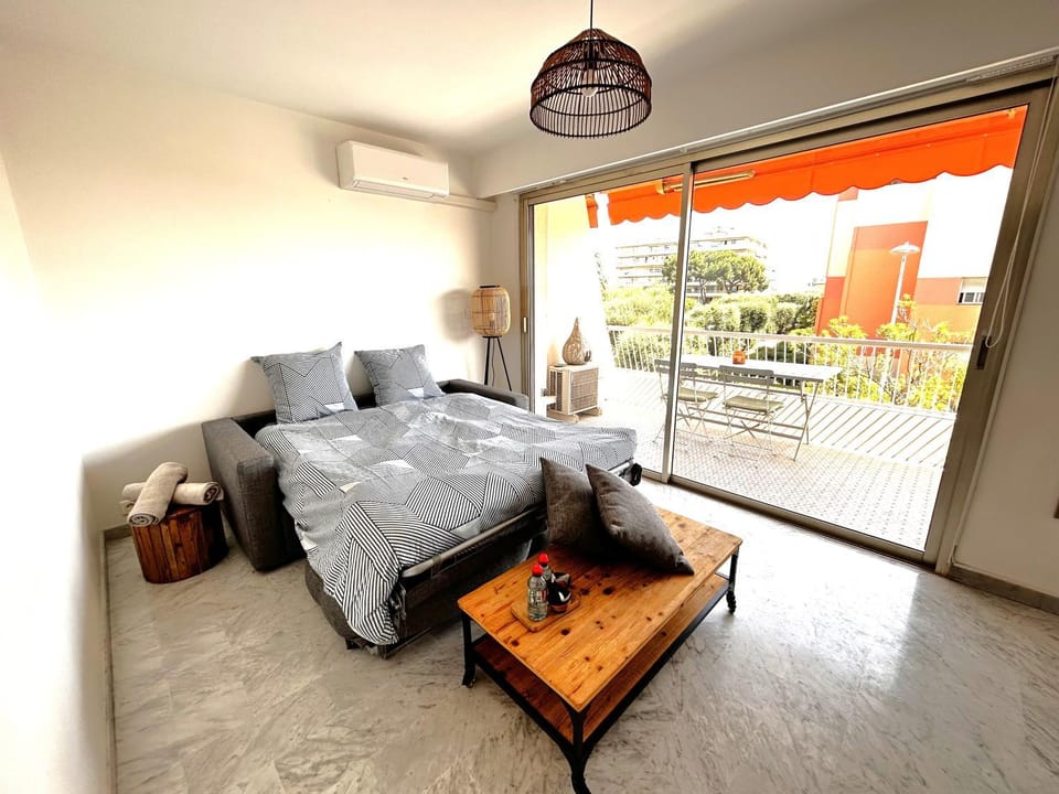 Superbe studio, 200 m de la mer, climatisé avec terrasse et parking privé Apartment in Cagnes-sur-Mer