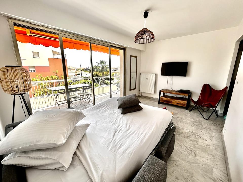 Superbe studio, 200 m de la mer, climatisé avec terrasse et parking privé Apartment in Cagnes-sur-Mer