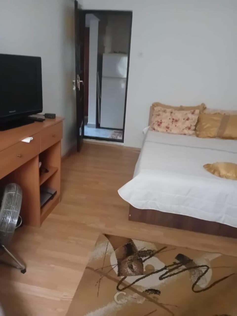 Bed, TV and multimedia, Bedroom