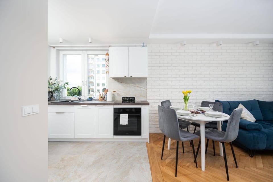 Kitchen or kitchenette, Living room, Seating area, Dining area, oven