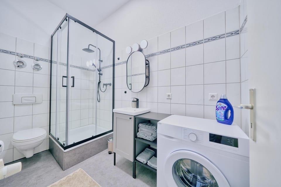 Shower, Toilet, Bathroom, towels, washing machine
