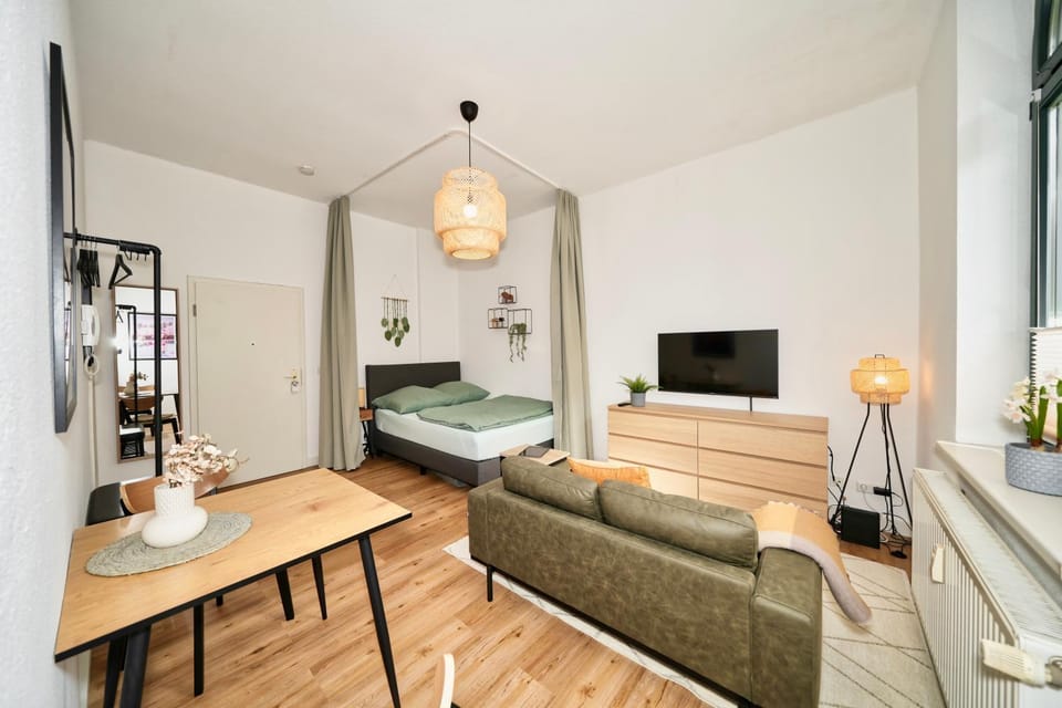 Bed, TV and multimedia, Living room