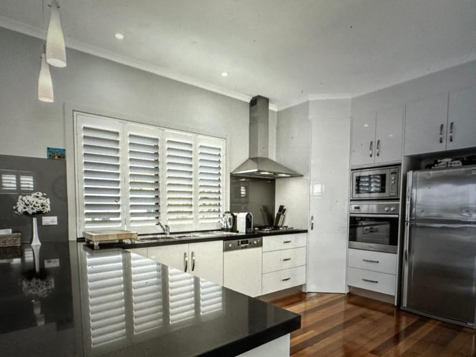 Kitchen or kitchenette, dishwasher