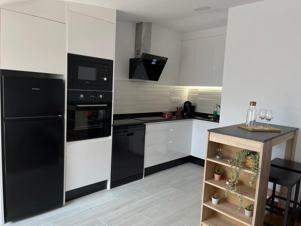 Coffee/tea facilities, Kitchen or kitchenette, dishwasher, microwave, oven, stove