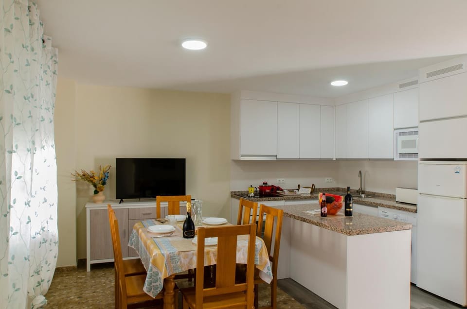 TV and multimedia, Kitchen or kitchenette, Living room, Seating area, Dining area, oven