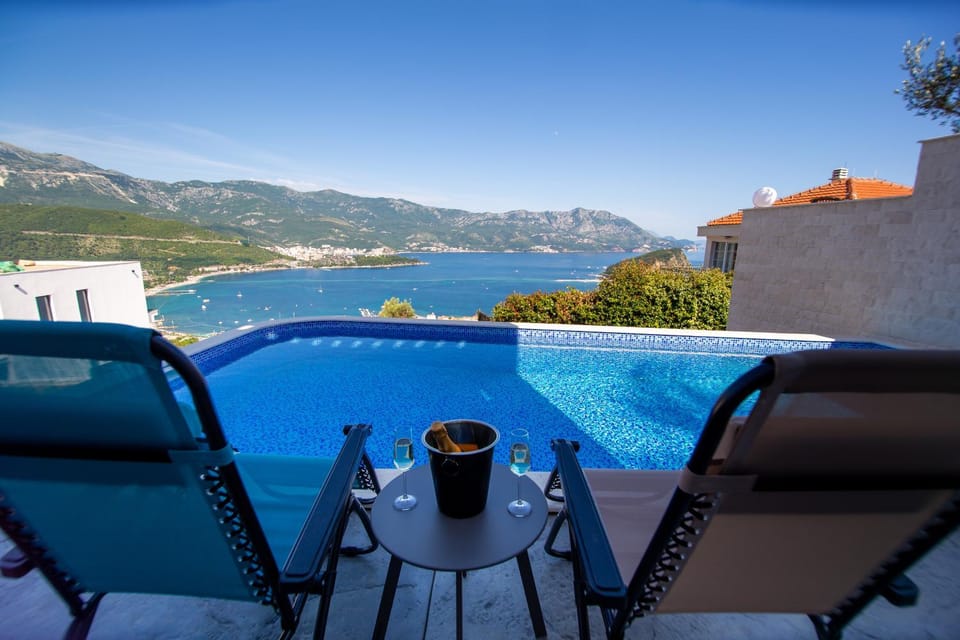 Day, Natural landscape, View (from property/room), Balcony/Terrace, Mountain view, Pool view, Sea view, Swimming pool, sunbed