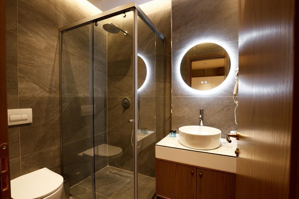 Shower, Toilet, Bathroom, towels