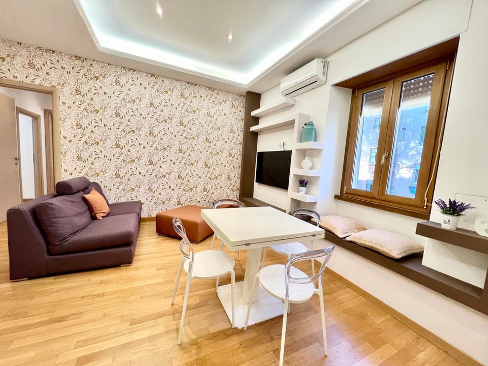 Communal lounge/ TV room, TV and multimedia, Living room, Seating area, air conditioner