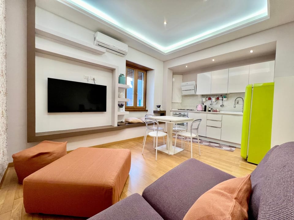 TV and multimedia, Kitchen or kitchenette, Living room, Seating area, Dining area, oven, stove, air conditioner