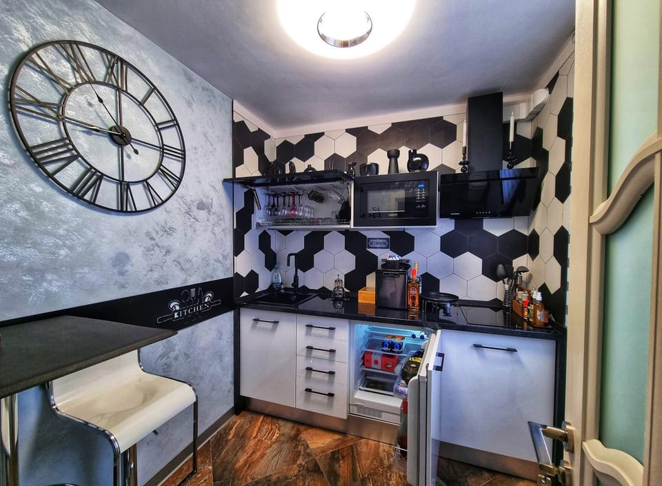 Kitchen or kitchenette, minibar, oven, stove
