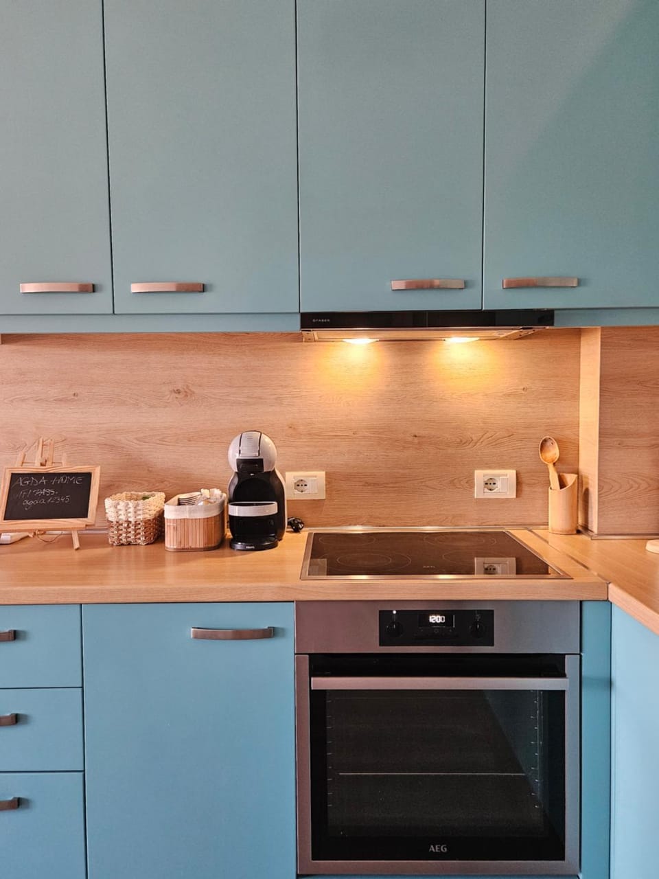Coffee/tea facilities, Kitchen or kitchenette, stove