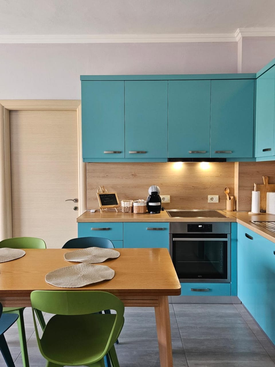 Kitchen or kitchenette, Dining area, stove